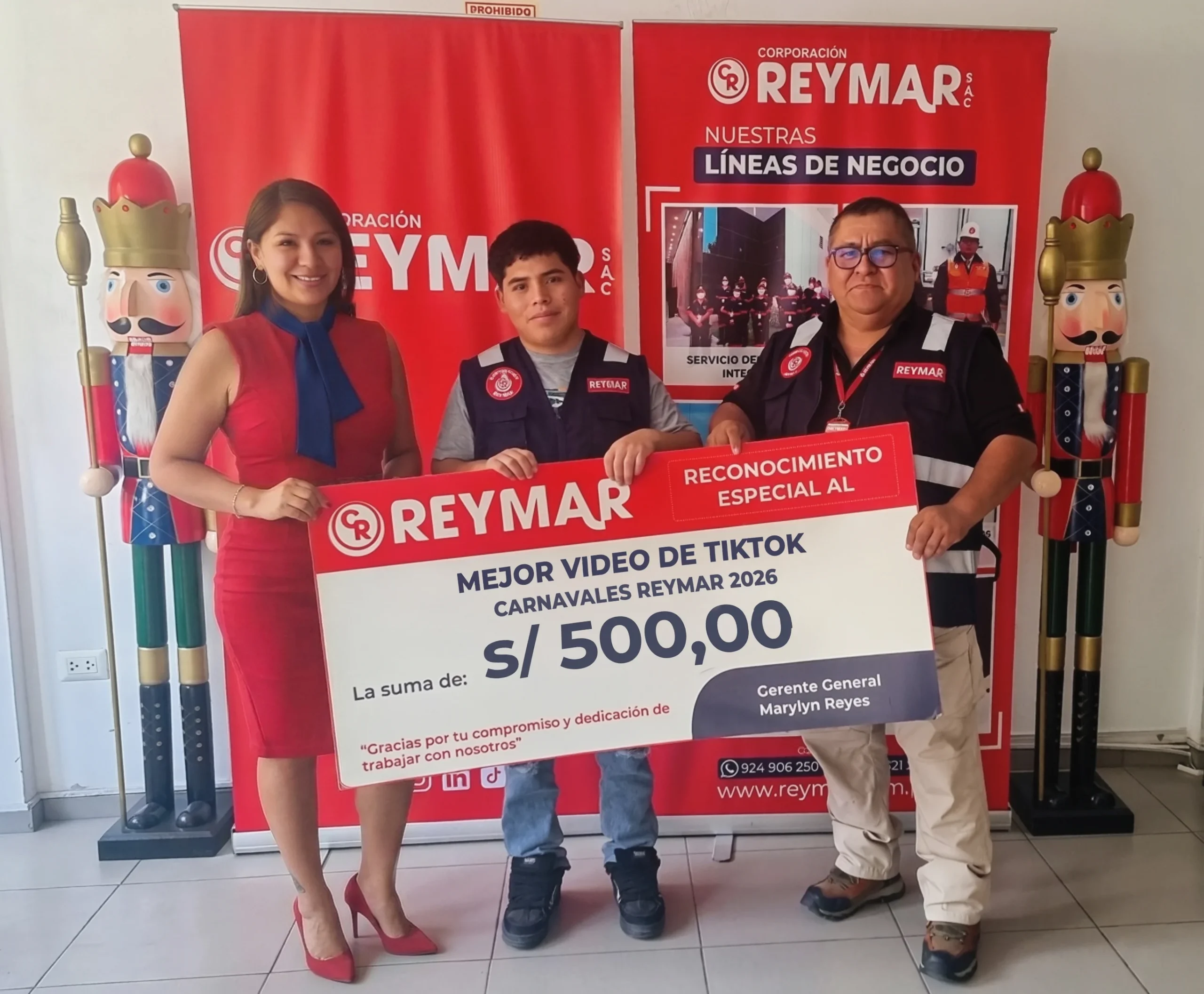 Fotografía se representante del área comercial, ganador del concurso de video de Tik Tok y el Gerente de Operaciones .