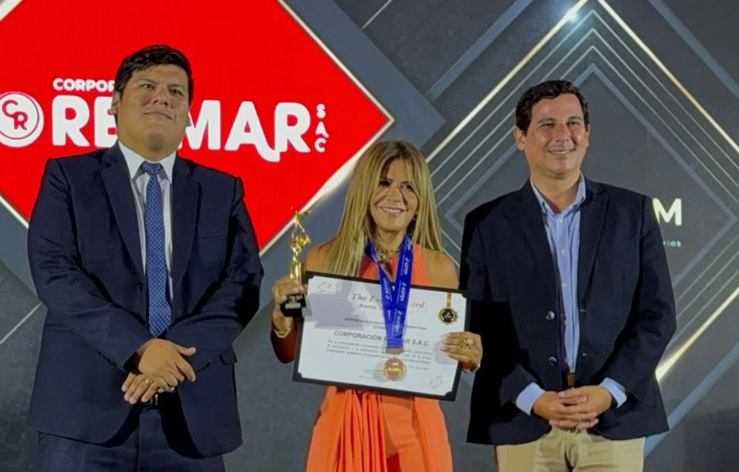 Reymar siendo premiado a través de Marylyn Reyes Heredia