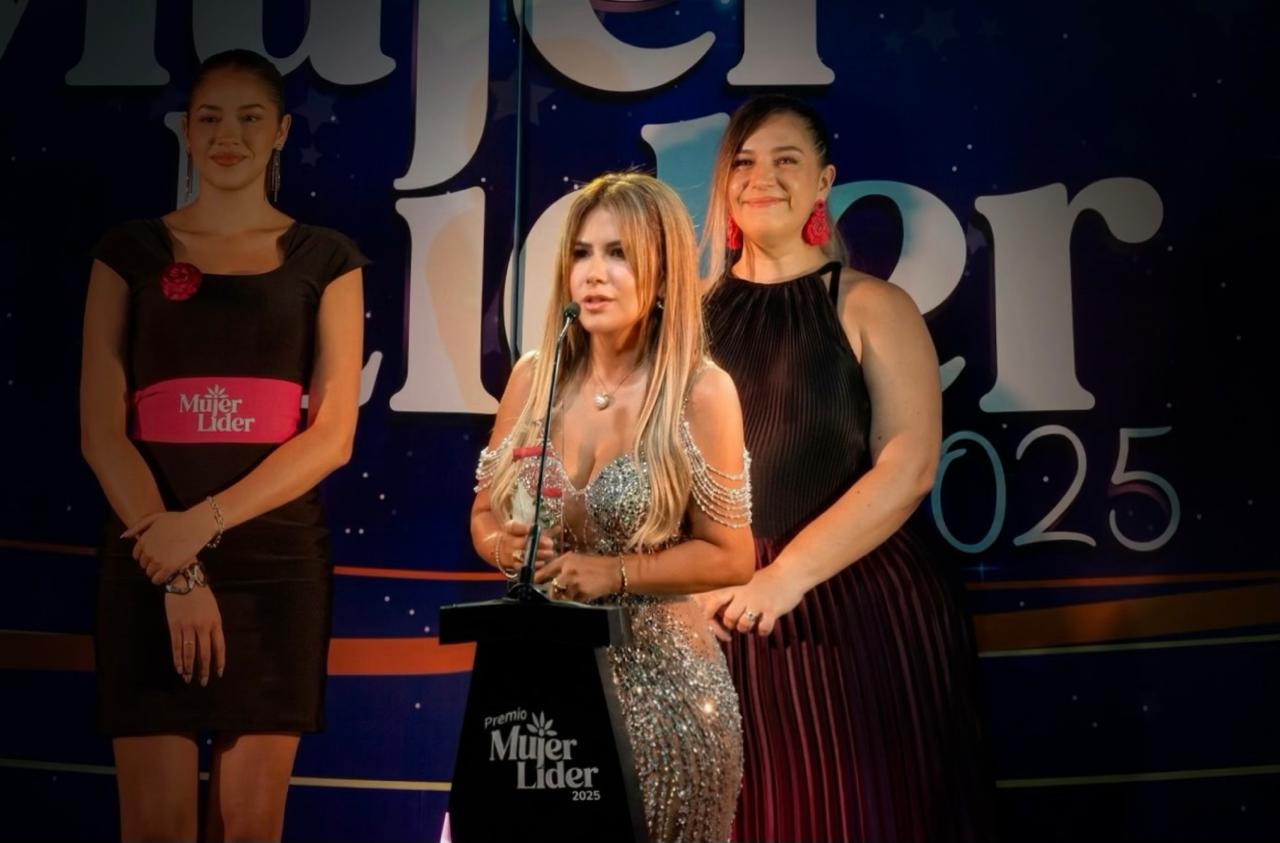Marylyn Reyes Heredia dando sus palabras después de recibir el premio Mujer Lider 2025