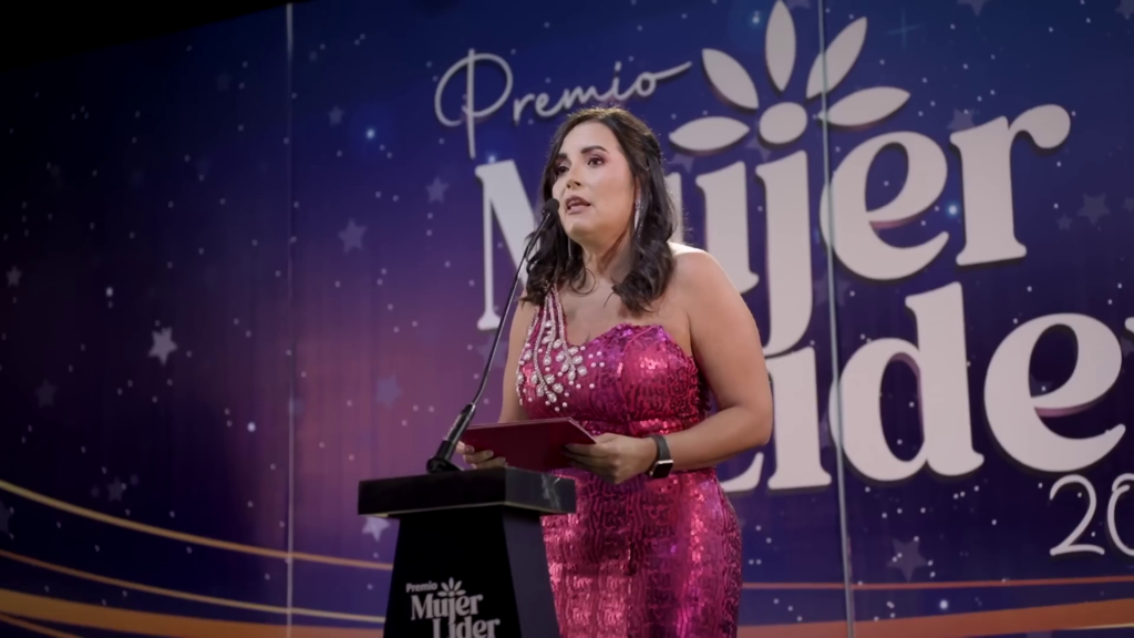 Blamy Morán dando su discurso de apertura para el evento de Premio Mujer Lider 2025