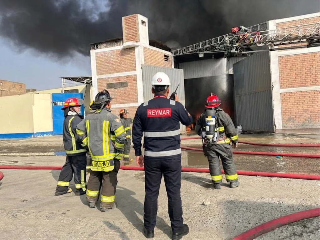 Agente de seguridad de Corporación Reymar Observando Incendio en Planta industrial en Ate el 22 de mayo